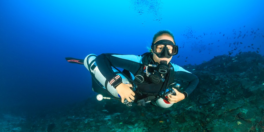 Scuba,Diver,Using,Twin,Sidemount,Tanks,Deep,Underwater