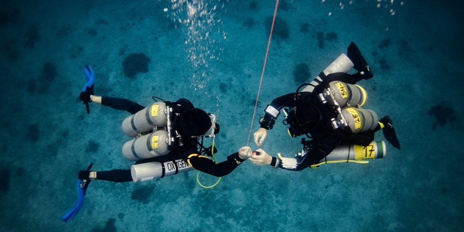 Tec,Diving,,Decompression,Stop,Tec,Padi,Divers,During,A,Diving